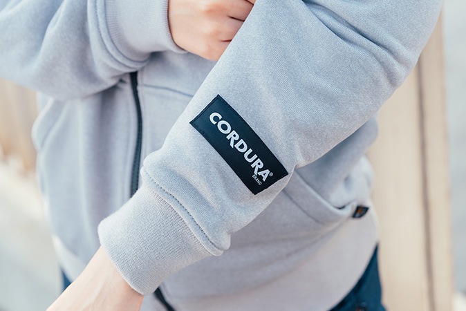 耐摩耗性 / 耐久性に優れたCORDURA® 混紡生地採用