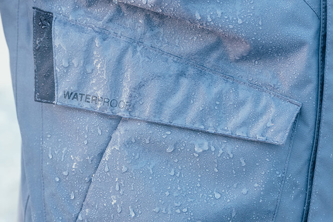 防水・透湿に優れた素材DRYMASTER を採用
