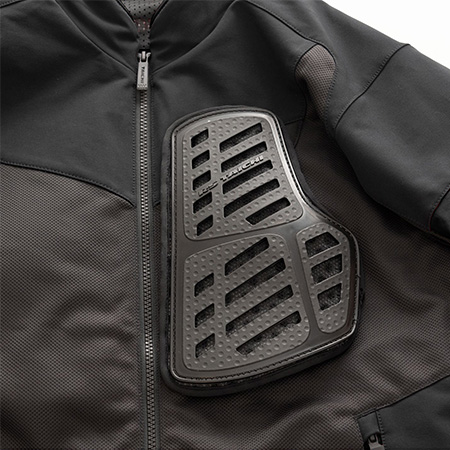 胸部プロテクター標準装備