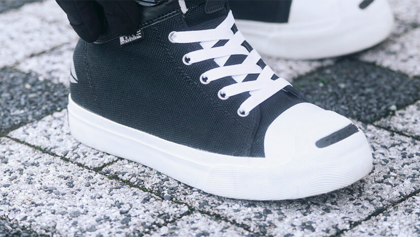 足を保護する堅牢なアウトソール