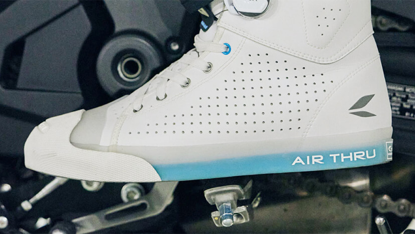 足を保護する堅牢なアウトソール