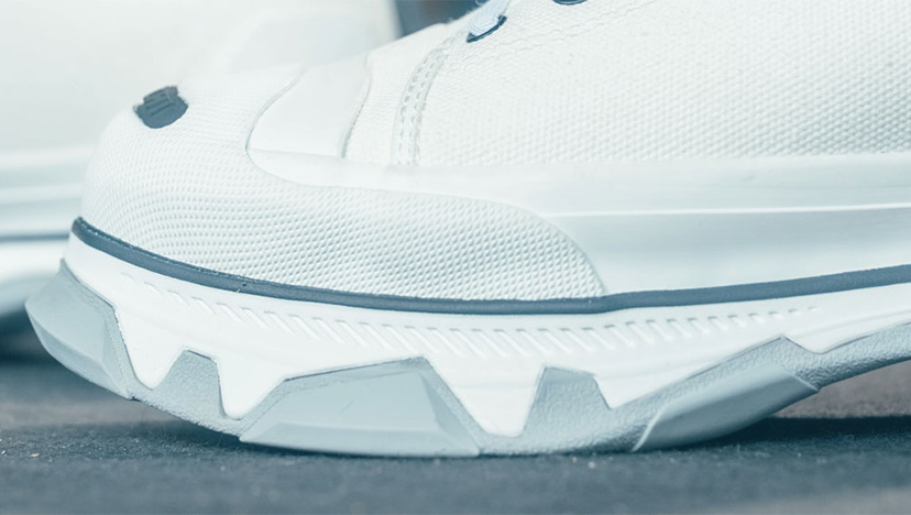 Two-layer sole designed with good walkability