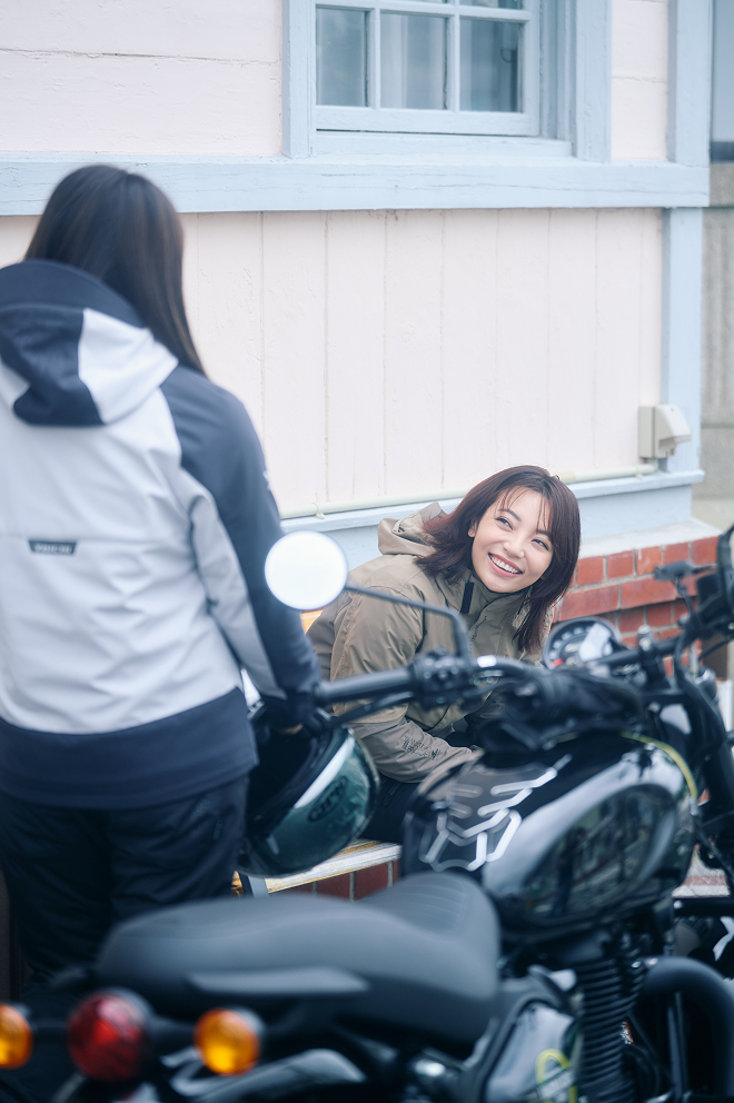バイクの音に気づいて振り向くと友人の笑顔。01